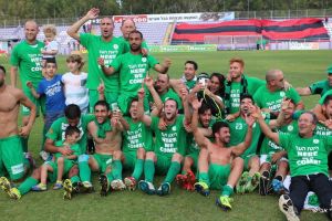 שחקני כפר סבא חוגגים עלייה