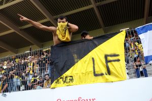 אוהדי ביתר י-ם בשרלרואה עם דגל לה פמיליה