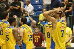 רנדל תופס את הראש. גם אנחנו