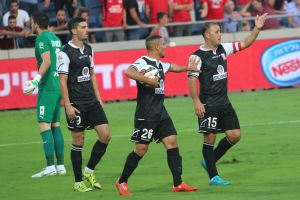 מוגרבי מחזיק את הכדור ודורש לבעוט