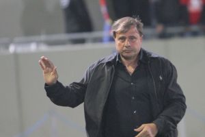 אלישע לוי. אלונה ויתרה עליו