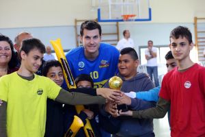 פניני והילדים. השחקנים וטבק נשארו לחלק חתימות