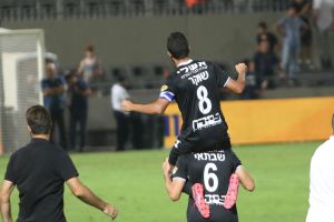 שוקר מקבל כבוד. ניצחון היסטורי