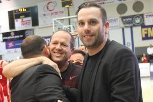 אלון. מגיע לקהל להניף את הצלחת