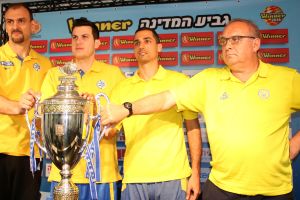 שני המאמנים ושני השחקנים. דריכות גדולה