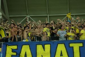 הקהל הצהוב מחמם את הגרונות