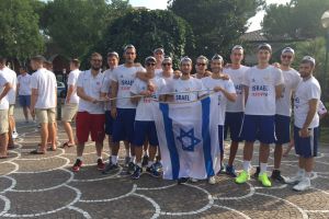 נבחרת העתודה עם הדגל באיטליה