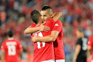 הובאן חוגג עם בוזגלו. לאמחכה לנו בומבוניירה