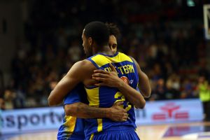 לנדסברג ואופייבו בחיבוק מנצח