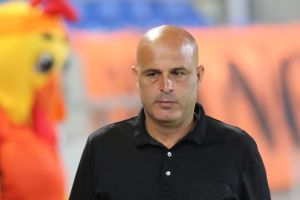 אבוקסיס. הרביץ ציונות במחצית וקיבל מלחמה