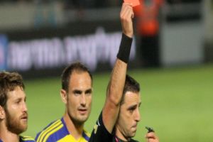 ריינשרייבר שולף אדום בדרבי. איך יעבור חצי הגמר?