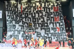 שלט בגנותו של שמעון מזרחי בדרבי