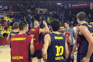 שחקני ברצלונה חוגגים בסיום