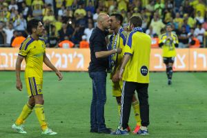 קרויף. מכין הפיכה בסגל