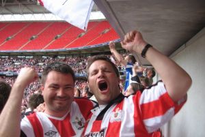 התחבר לאוהדי אקסטר והתאהב. ויק (משמאל) בוומבלי