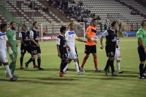 שחקני הקבוצות עולים למגרש