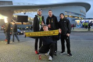 על רקע הדרגאו. אוהדי דורטמונד