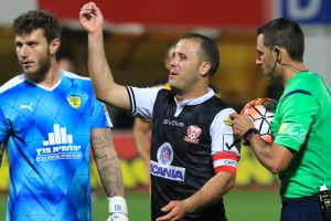 ח'לאילה מנסה להרגיע את הקהל