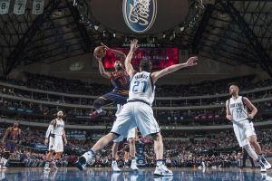 תומפסון בדרך לסל. קליבלנד לוהטת