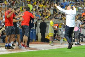 קובק והספסל הצ'כי בבלומפילד. בליגה הלך להם פחות טוב