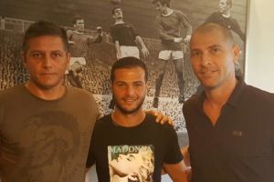 זגורי במעמד החתימה