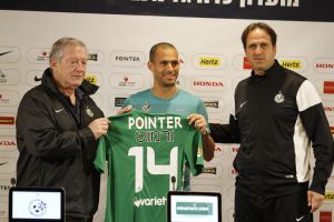 גילי ורמוט עם המדים הירוקים