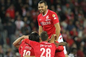 החבורה באדום ממשיכה לדהור