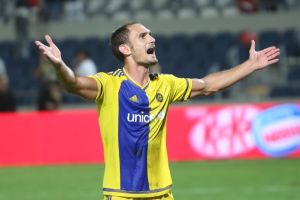 גרסיה חוגג מול שער 11. הוא וגילי ורמוט המצטיינים של הדרבי