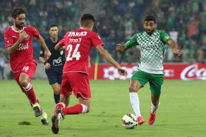 עזרא מכדרר. לשיטת המשחק החדשה הוא עוד לא מתחבר