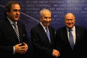 פרס עם בלאטר (מימין) ופלאטיני (משמאל) בקונגרס אופא ב-2010