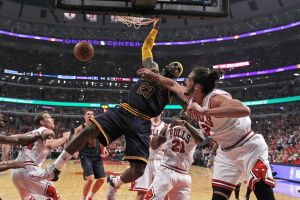 ג'יימס ונואה. הסכסוך התחיל ב-2009