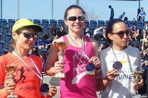 המנצחות חוגגות על הפודיום