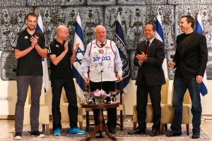 ריבלין והחולצה האדומה חתומה