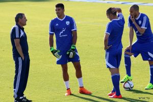 גוטמן ושחקניו. הרוש בדיוק הצטרף להפועל תא