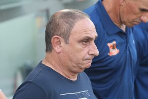 אסור לאוהדים לחצות את הקווים ולהתערב בניהול. דמאיו