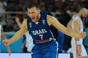 מקל חוגג בסיום. ניצחון הרואי