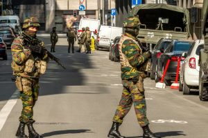 חיילי צבא בבריסל. תמונות דומות יהיו ביורו