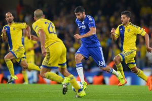 קוסטה פורץ לשער מכבי תא. האדומים לא אפשרו טיולים ברחבה ב-2001