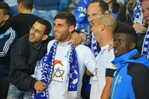 שחקני עכו והאוהדים