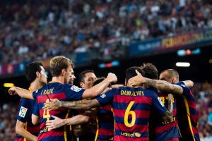 שחקני ברסה חוגגים עם מסי. אנושי