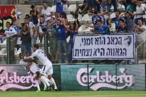 אוהדי קש ביציע מול בש. למצולמים אין קשר לכתבה