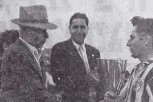 אביו של צפרירי זל מעניק את גביע אלוף האלופים