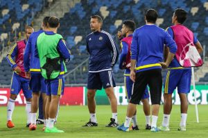 יוקאנוביץ' לצד ריקן באימון המסכם. צפוי לשחק כקשר