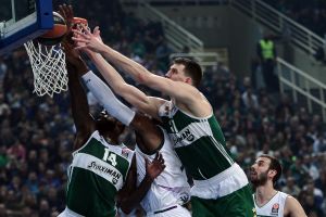 גיסט ותומאס במאבק על הכדור. פאו ניצלה ממבוכה