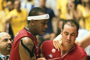 טפירו לא מצליח לעצור את הדמעות