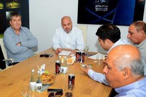 ישיבת מנהלת. קיבלו החלטה