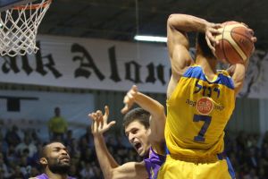 אלון ספיר במאבק עם רנדל. נשאר בחולון