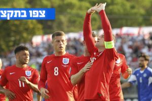 רוני לאחר שכבש את שערו ה-49 בנבחרת