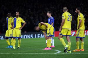 שחקני מכבי מעכלים את התוצאה לצד הזאר