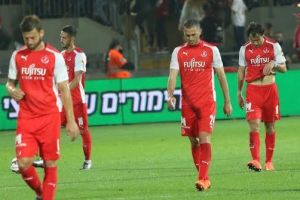 שחקני הפועל תל אביב יורדים מכר הדשא. סיוט באדום